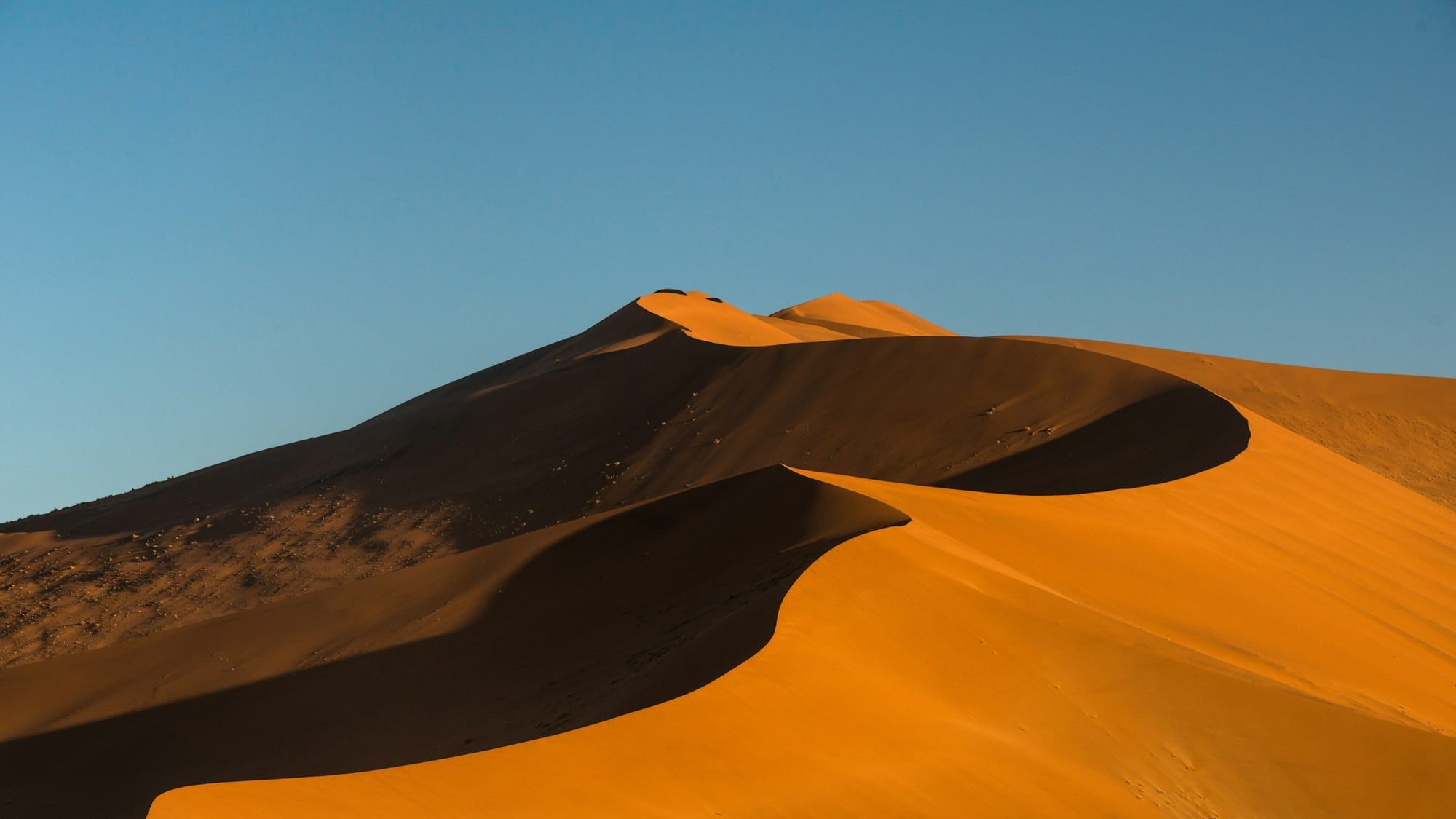 Rode duinen van Sossusvlei onder een strakblauwe lucht